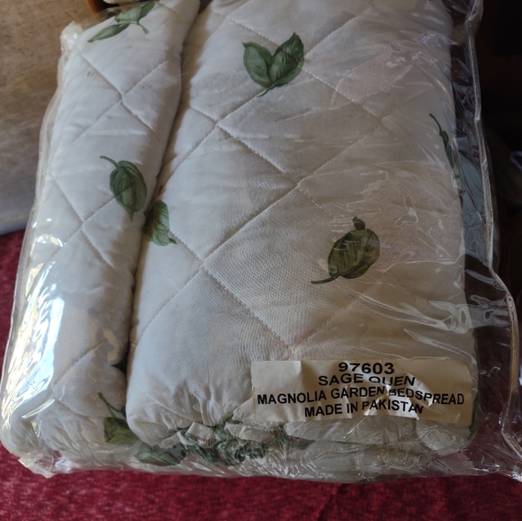BRAND NEW!!! ELLISON FIRST ASIA, LLC. SAGE QUEEN MAGNOLIA GARDEN BEDSPREAD. - Picture 5 of 5